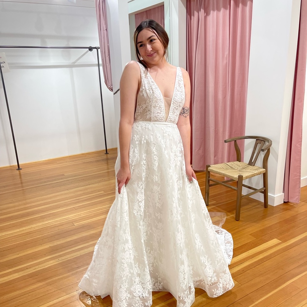 Elegant White Lace Wedding Dress